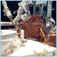 Астронавты NASA поставили на телескоп «Хаббл» новую камеру